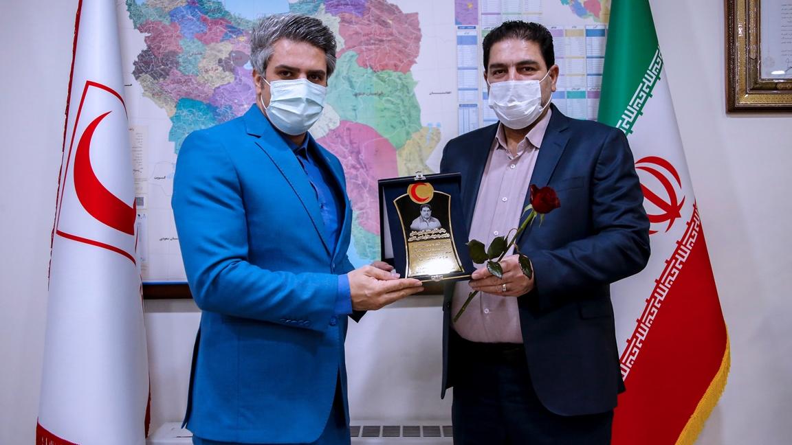 تقدیر مدیرعامل "موسسه باور" از دکتر همتی به پاس خدمات داوطلبانه هلالاحمر